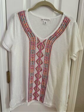 New York Laundry White Short-Sleeve V-Neck Top with Multicolor Embroidery